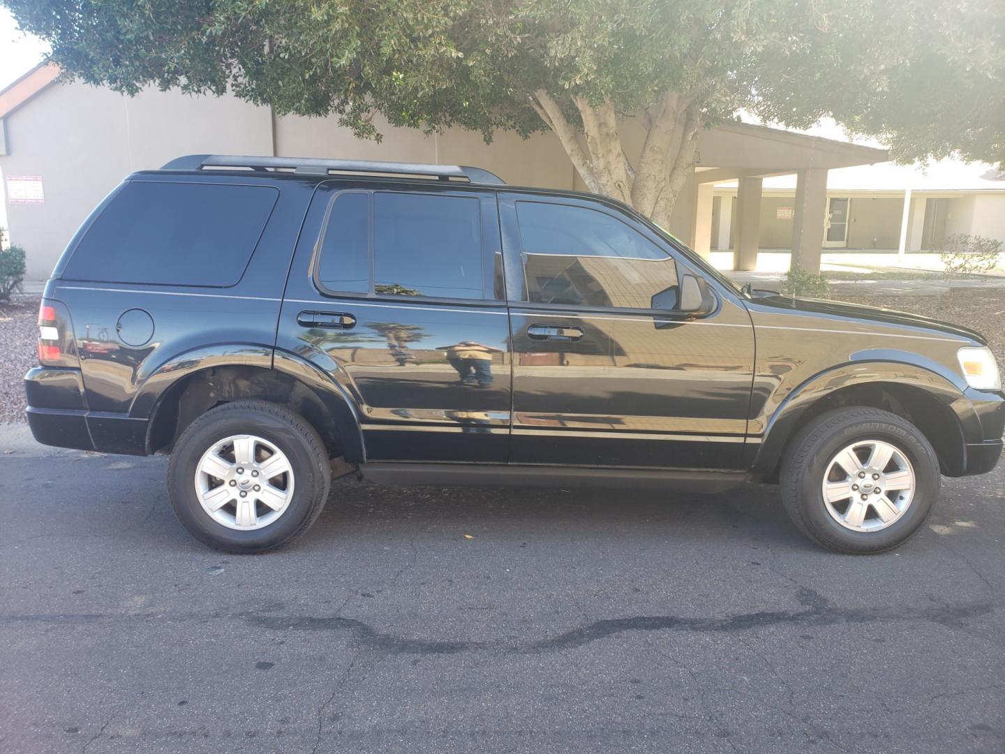 2010 /gray and black Ford Explorer xlt (1FMEU6DE6AU) with an 4.0 engine, 5-Speed Automatic transmission, located at 323 E Dunlap Ave., Phoenix, AZ, 85020, (602) 331-9000, 33.567677, -112.069000 - Photo#4